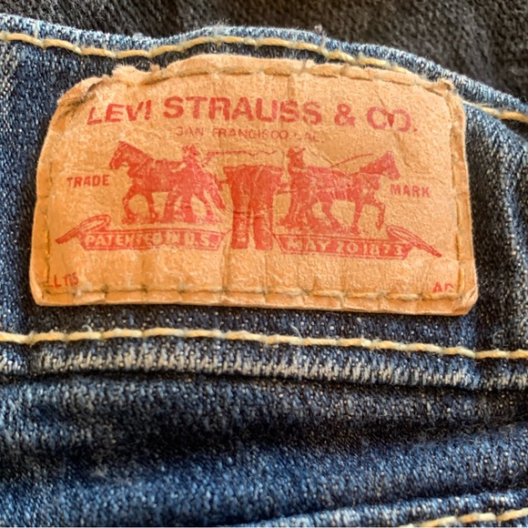 Women’s Levi jeans - Picture 3 of 4